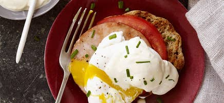 Œufs à la bénédictine plus sains avec bacon de dos