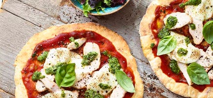Chicken & pesto pizza