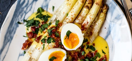Sabine's gegrilde witte asperges met WW Hollandaise saus en chorizokruim