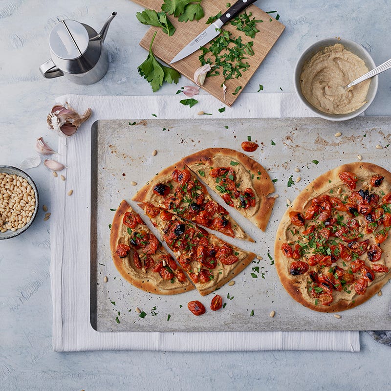 ViktVäktarna - Naanbrödspizza med harissahummus och torkade tomater