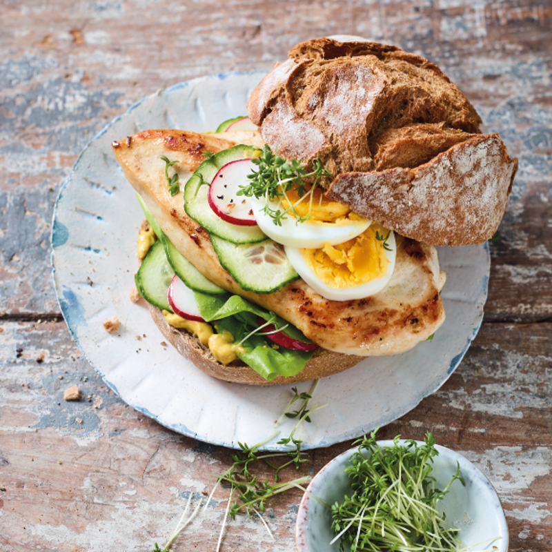 Foto van Kipburger met ei en tuinkers door WW