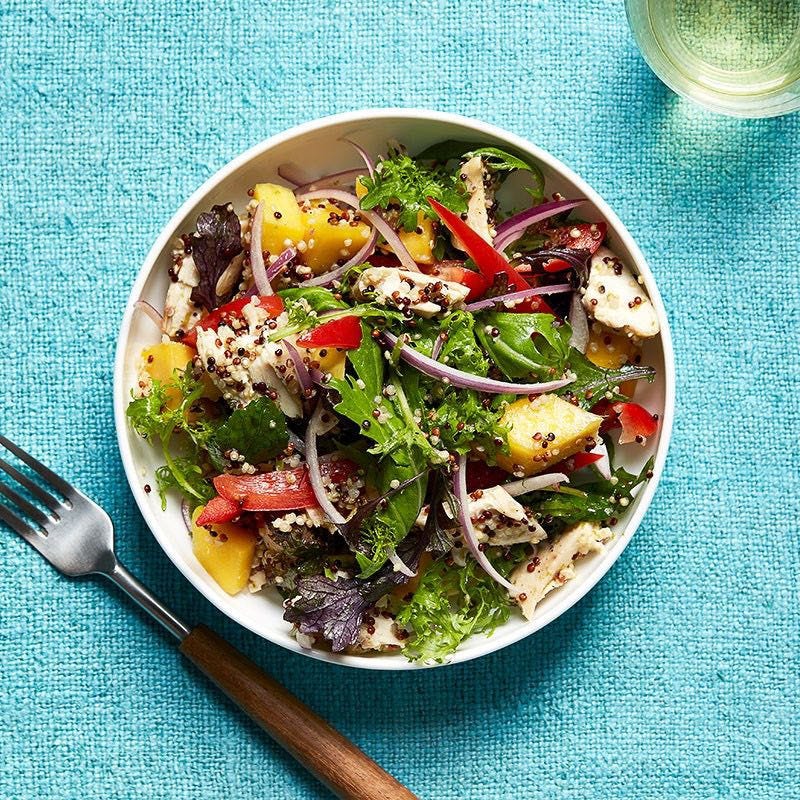 Photo de Salade de quinoa au poulet et à la mangue avec vinaigrette au gingembre et à la lime par WW