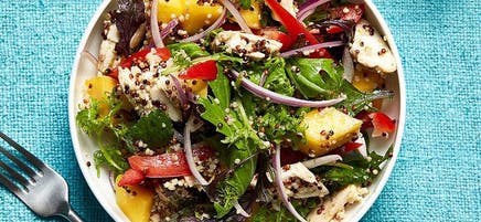 Salade de quinoa au poulet et à la mangue avec vinaigrette au gingembre et à la lime