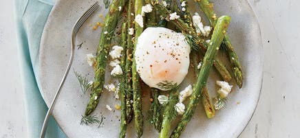 Asperges rôties avec œufs pochés et fromage de chèvre