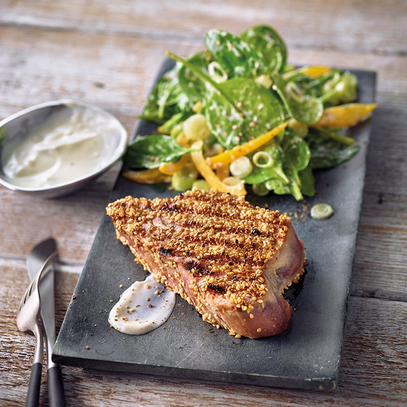 Foto van Tonijnsteak in sesamkorst met spinaziesalade door WW