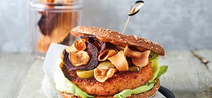 Veganistische burger met groentechips