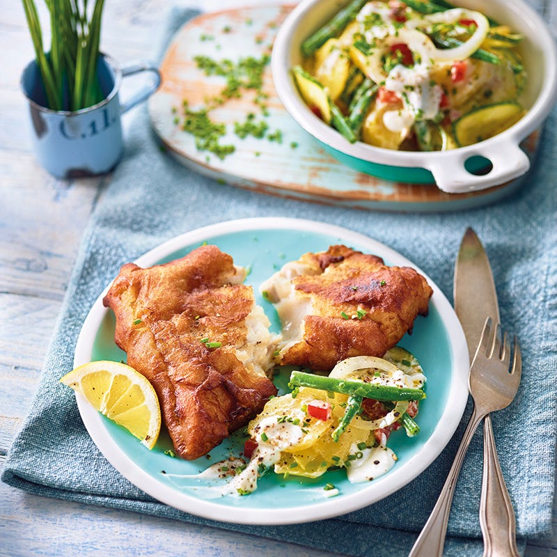 Foto van Gebakken vis met kleurrijke aardappelsalade door WW