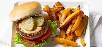 Burger à la dinde avec frites de courge