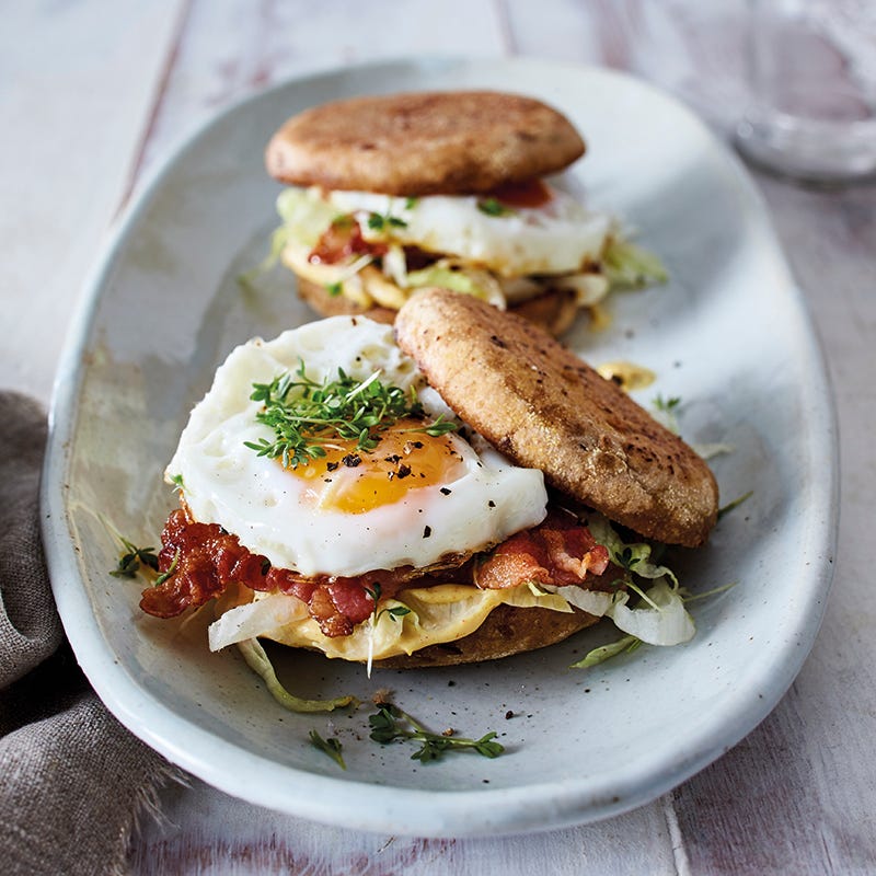 Foto van Geroosterd broodje met ei en bacon door WW