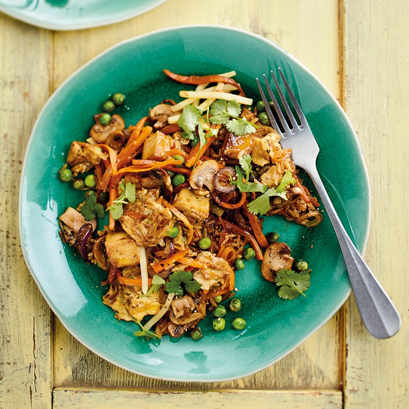 Rijst met groenten, ei en gerookte tofu