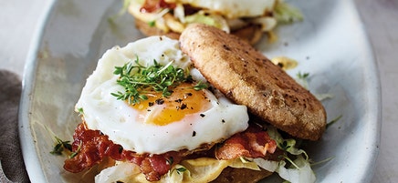 Geroosterd broodje met ei en bacon