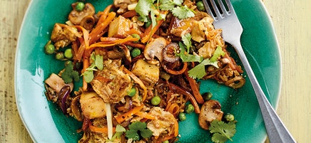 Riz aux légumes, œuf et tofu fumé