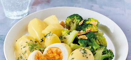 Eieren in mosterdsaus met amandelbroccoli