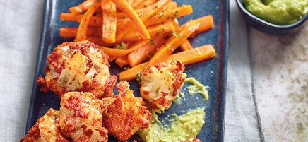 Bloemkool-wings met wortelfriet en avocadodip