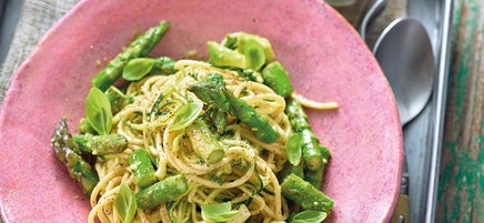 Spaghetti met groene asperges en avocadopesto