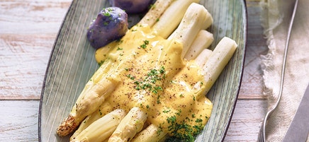 Asperges uit de oven met hollandaisesaus en paarse aardappelen