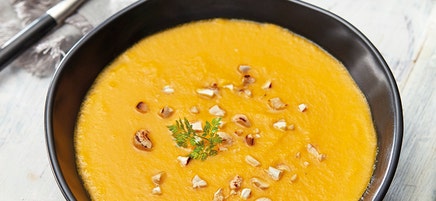 Romige pompoensoep met cashewnoten