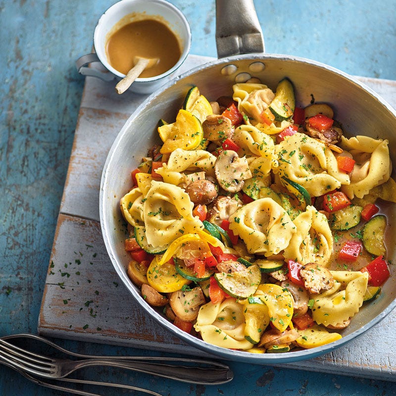Tortelloni mit buntem Gemüse und Tahinsauce