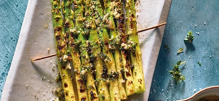 Gegrilde asperges met knoflookmarinade