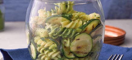 Salade de fusilli et de courgette au pesto citronné