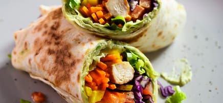Rainbow-Wraps mit Avocadohummus