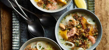 Seafood chowder with breadcrumbs