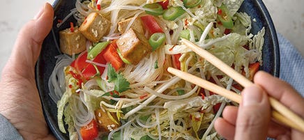 Salade de nouilles de riz et tofu au sésame
