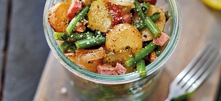 Gebakken aardappelsalade met sperziebonen en hamblokjes