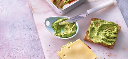 Geroosterd brood met kaas en guacamole