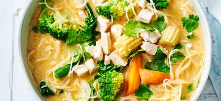 Soupe thaïe au poulet et lait de coco