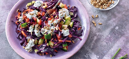 Rodekoolsalade met zonnebloempitten