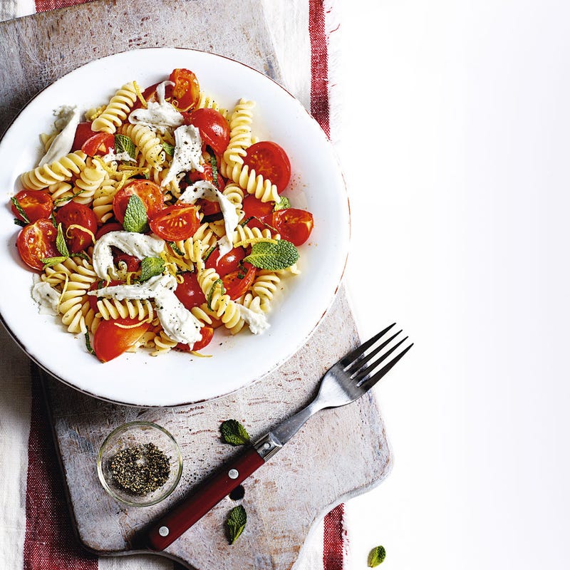 Fusilli avec tomates, menthe et mozzarella