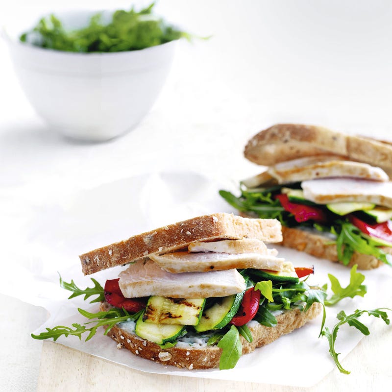 Sandwich au poulet et poivrons avec aïoli au basilic