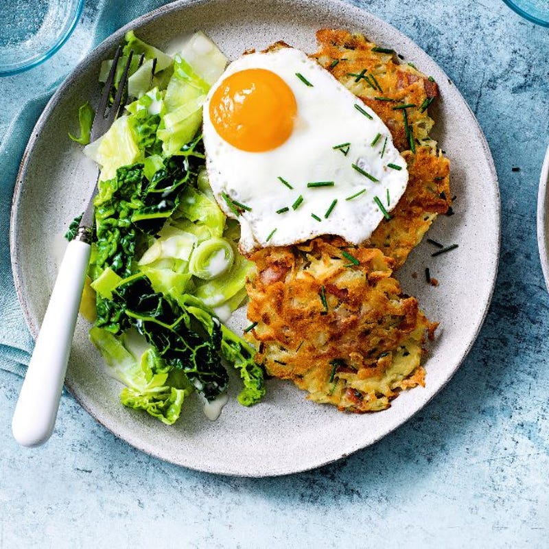 Galettes de pommes de terre et bacon avec oeufs au plat