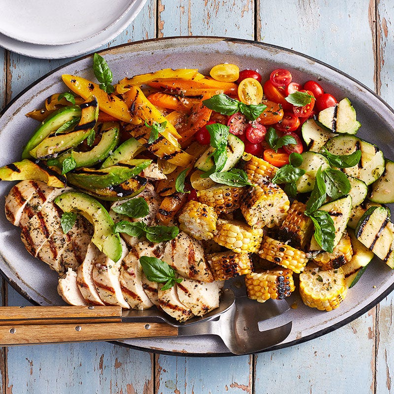 Photo de Salade de maïs, de poulet et de légumes d’été grillés par WW
