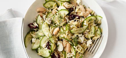 Salade méditerranéenne de pâtes et de haricots blancs pour une personne