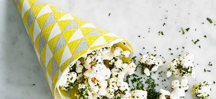 Popcorn med vitlök och örter