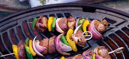 Kebab de bœuf et de légumes, sauce à la menthe