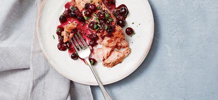 Saumon rôti avec sauce tiède aux bleuets