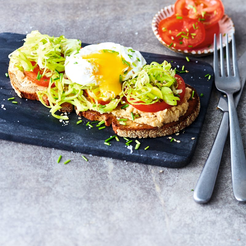 Foto van Sandwich met hummus, prei en gepocheerd ei door WW