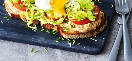 Sandwich met hummus, prei en gepocheerd ei