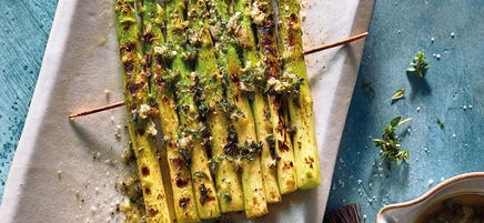 Gegrillter Spargel mit Knoblauchmarinade