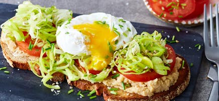 Sandwich mit Hummus, Lauch und pochiertem Ei