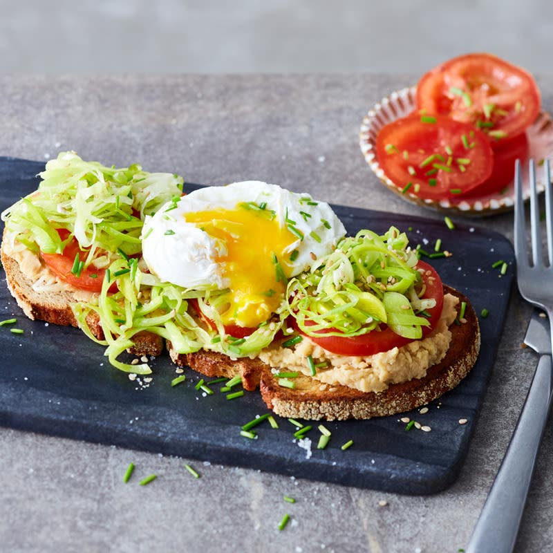 Sandwich mit Hummus, Lauch und pochiertem Ei