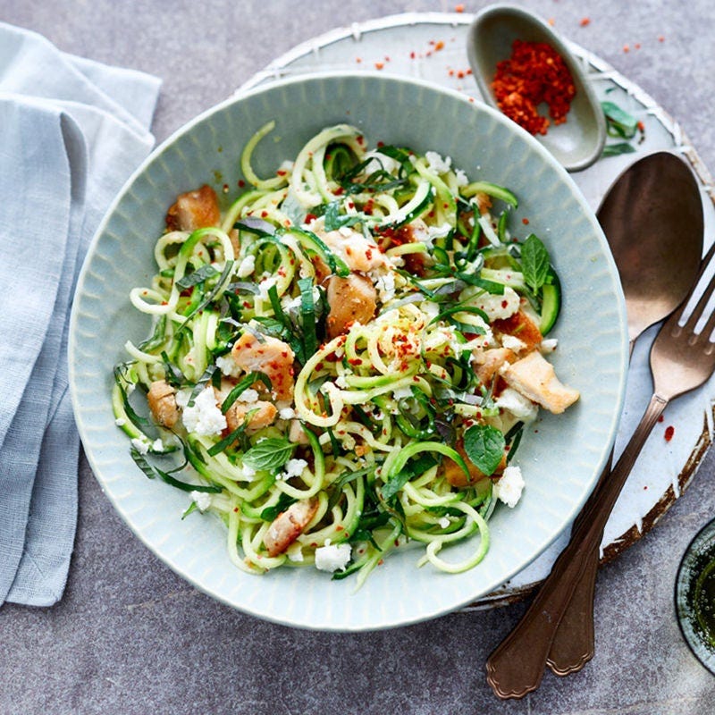 Zucchinispaghetti mit Feta-Minz-Sauce