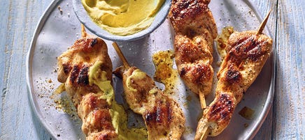 Brochettes de poulet et dip au curry