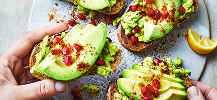 Avokadotoast med granatäpple