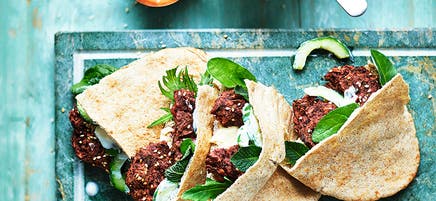 Rödbetsfalafel i pitabröd