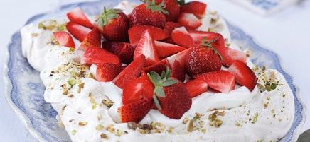 Pavlova met aardbeien en pistachenoten