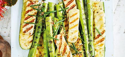 Assiette de légumes grillés et halloumi